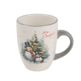  KERÁMIA BÖGRE, HÓEMBEREAK A KARÁCSONYFA ELŐTT, MERRY CHRISTMAS FELIRAT