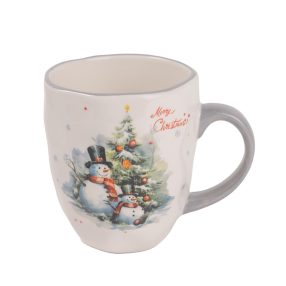   KERÁMIA BÖGRE, HÓEMBEREAK A KARÁCSONYFA ELŐTT, MERRY CHRISTMAS FELIRAT