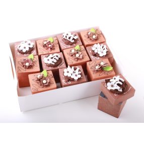 PAPÍR MUFFINOS AJÁNDÉKDOBOZ, KOCKATORTA KAKAÓS