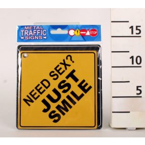 KRESZ TÁBLA, NEED SEX? JUST SMILE FELIRAT