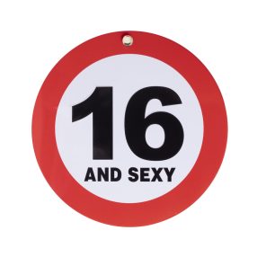 KRESZ TÁBLA, 16 AND SEXY FELIRAT