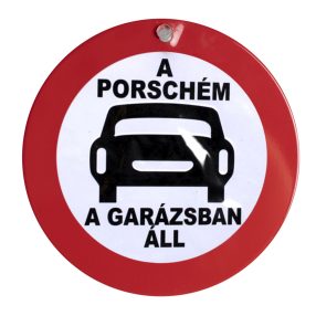 KRESZ TÁBLA, A PORSCHÉM A GARÁZSBAN FELIRAT