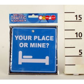 KRESZ TÁBLA, YOUR PLACE OR MINE? FELIRAT