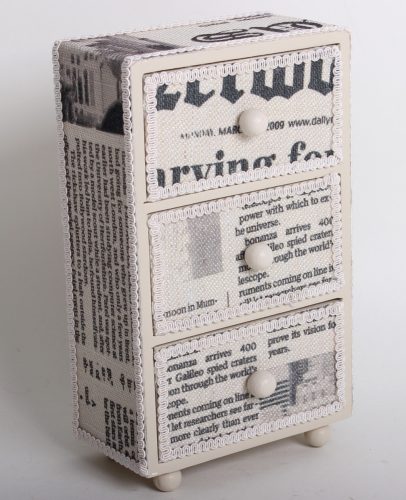 FA ÉKSZERTARTÓ SZEKRÉNYKE, 3 FIÓKOS, ÚJSÁGPAPÍR MINTÁS