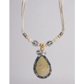 NATUR NYAKLÁNC CSEPP ALAKÚ MEDÁLLAL, FEHÉR