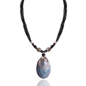 NATUR NYAKLÁNC ZÁRT KAGYLÓ MEDÁLLAL, FEKETE