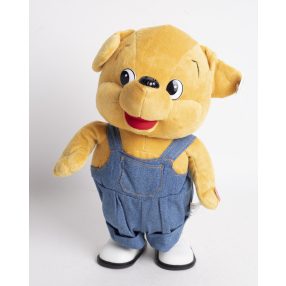 PLÜSS ZENÉLŐ ÉS SÉTÁLÓ MEDVE, FARMERNADRÁGOS